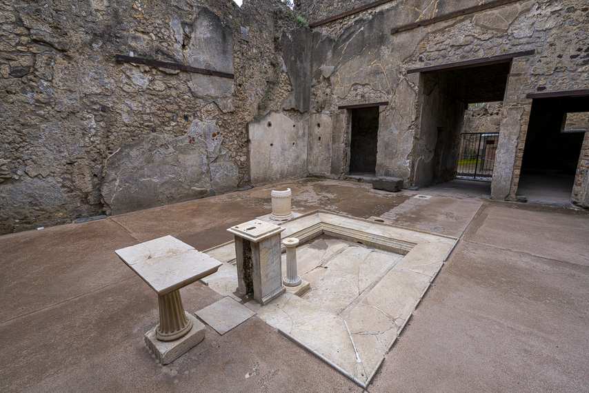 Impluvium avec colonnes en marbre dans la Maison de Siricus à Pompéi