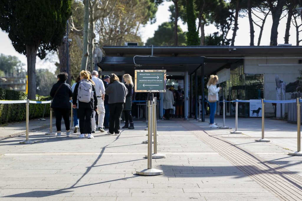 Les visiteurs font la queue à la billetterie de la place Exedra pour accéder aux fouilles de Pompéi