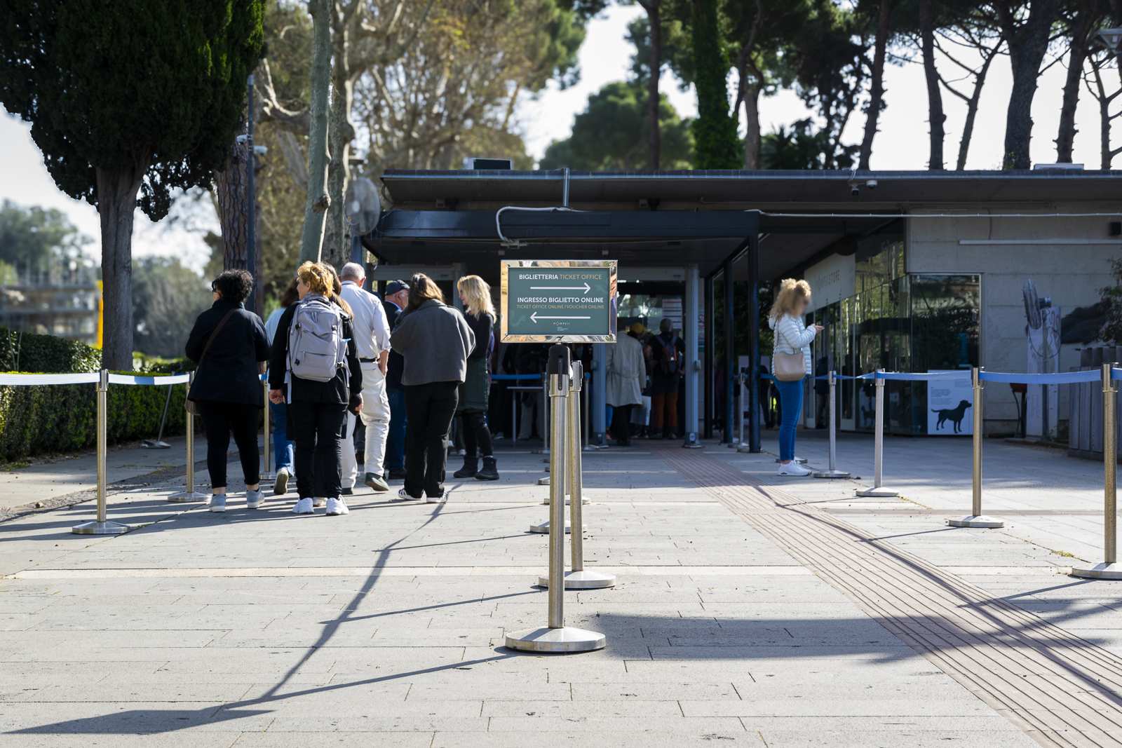 Les visiteurs font la queue à la billetterie de la place Exedra pour accéder aux fouilles de Pompéi