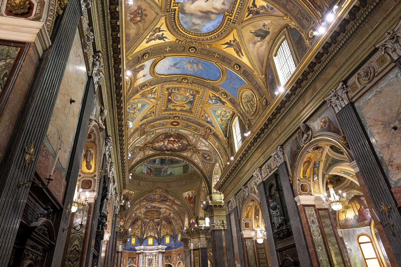 Voûte et nef décorées de fresques du sanctuaire de Notre-Dame de Pompéi