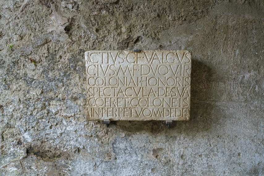 Inscription latine antique sur pierre à l’amphithéâtre de Pompéi