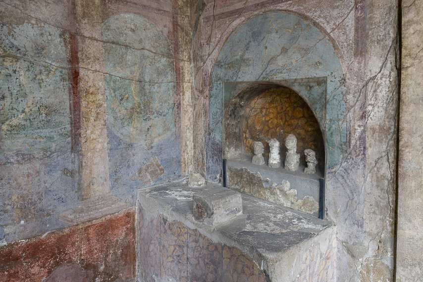Lararium orné de fresques avec bustes dans la Maison du Cryptoportique à Pompéi