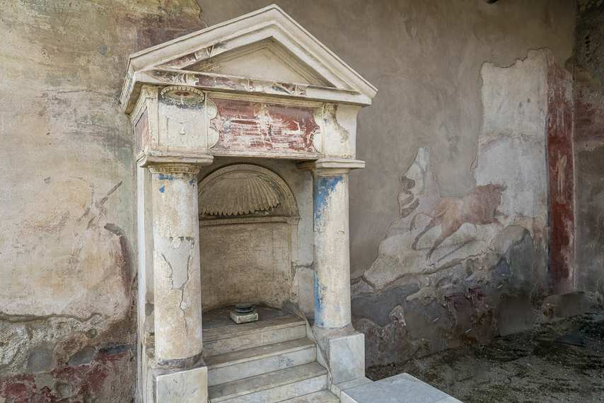 Lararium décoré dans la Maison de l’Éphèbe à Pompéi