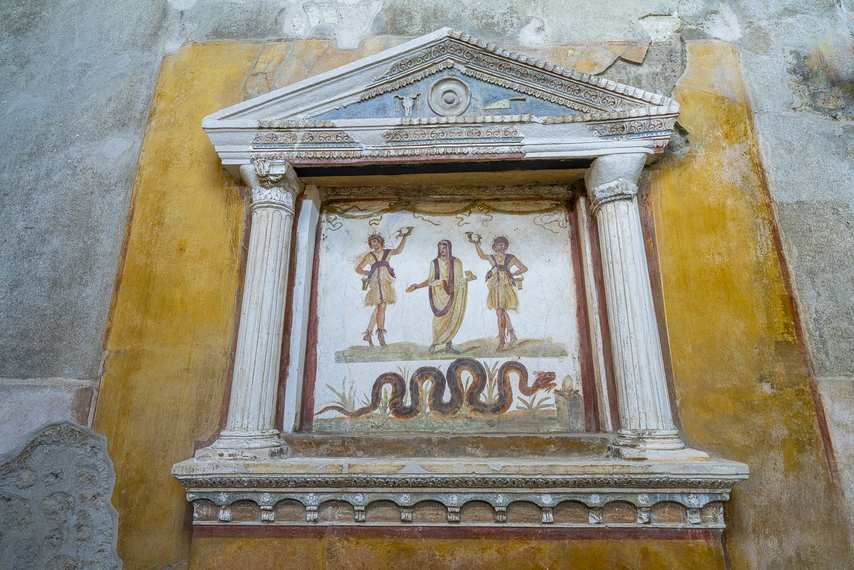Fresque du lararium avec serpent sacré dans la Maison des Vettii à Pompéi