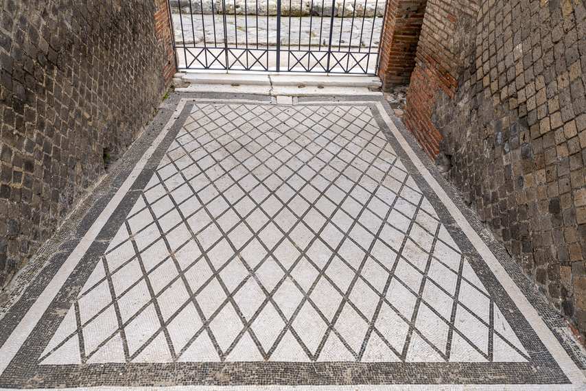 Black and white reticulated pattern floor mosaic in the House of Geometric Mosaics in Pompeii