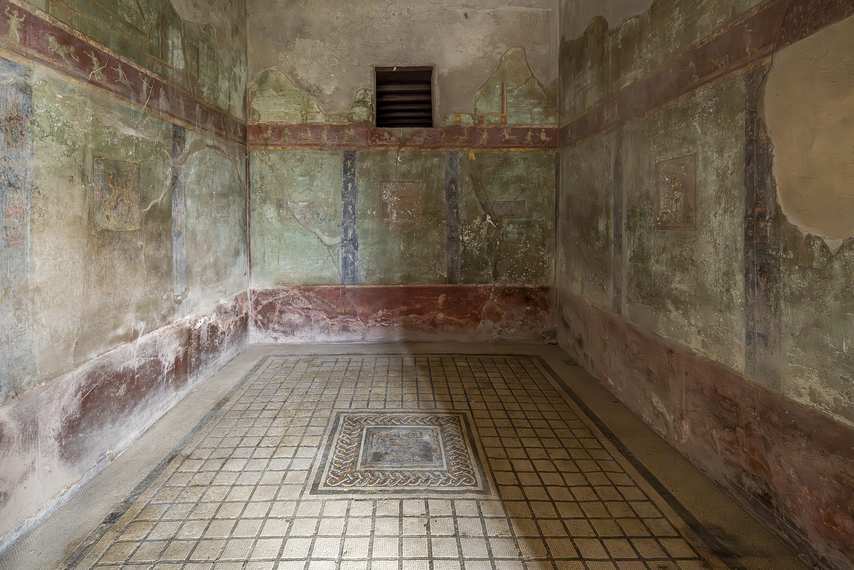 Mosaïque et fresques sur fond vert dans la Maison du Cryptoportique à Pompéi