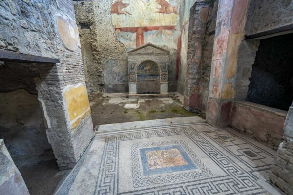 Fontaine décorative en mosaïque avec fresques et sol en mosaïque dans la Maison de l'Ours blessé à Pompéi