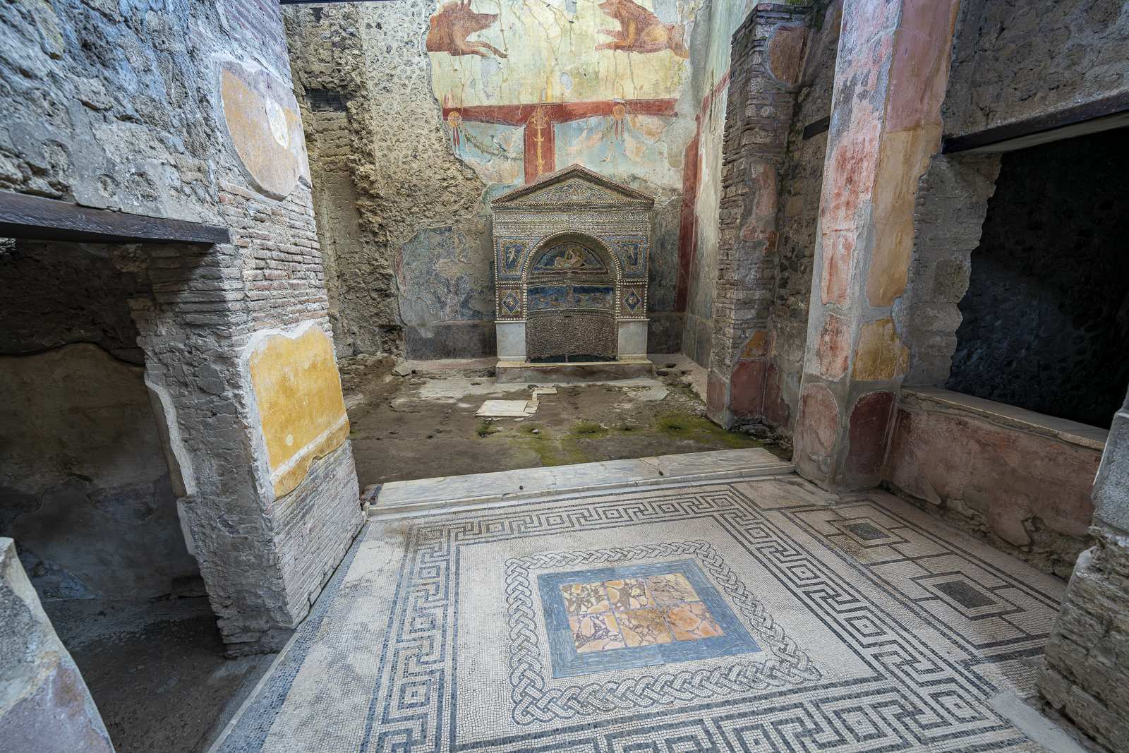 Fontaine décorative en mosaïque avec fresques et sol en mosaïque dans la Maison de l'Ours blessé à Pompéi