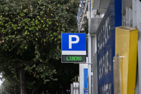 panneau de stationnement "gratuit" près des fouilles de Pompéi
