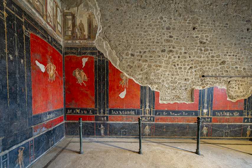 Intérieur aux murs ornés de fresques rouges pompéiennes dans la Maison des Vettii à Pompéi