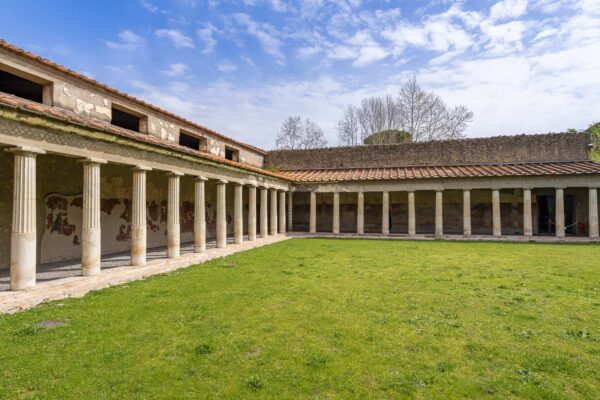 Vue de face du péristyle à colonnes et du jardin de la villa de Poppée à Oplontis