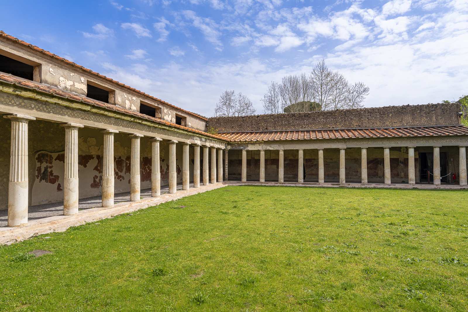 Vue de face du péristyle à colonnes et du jardin de la villa de Poppée à Oplontis