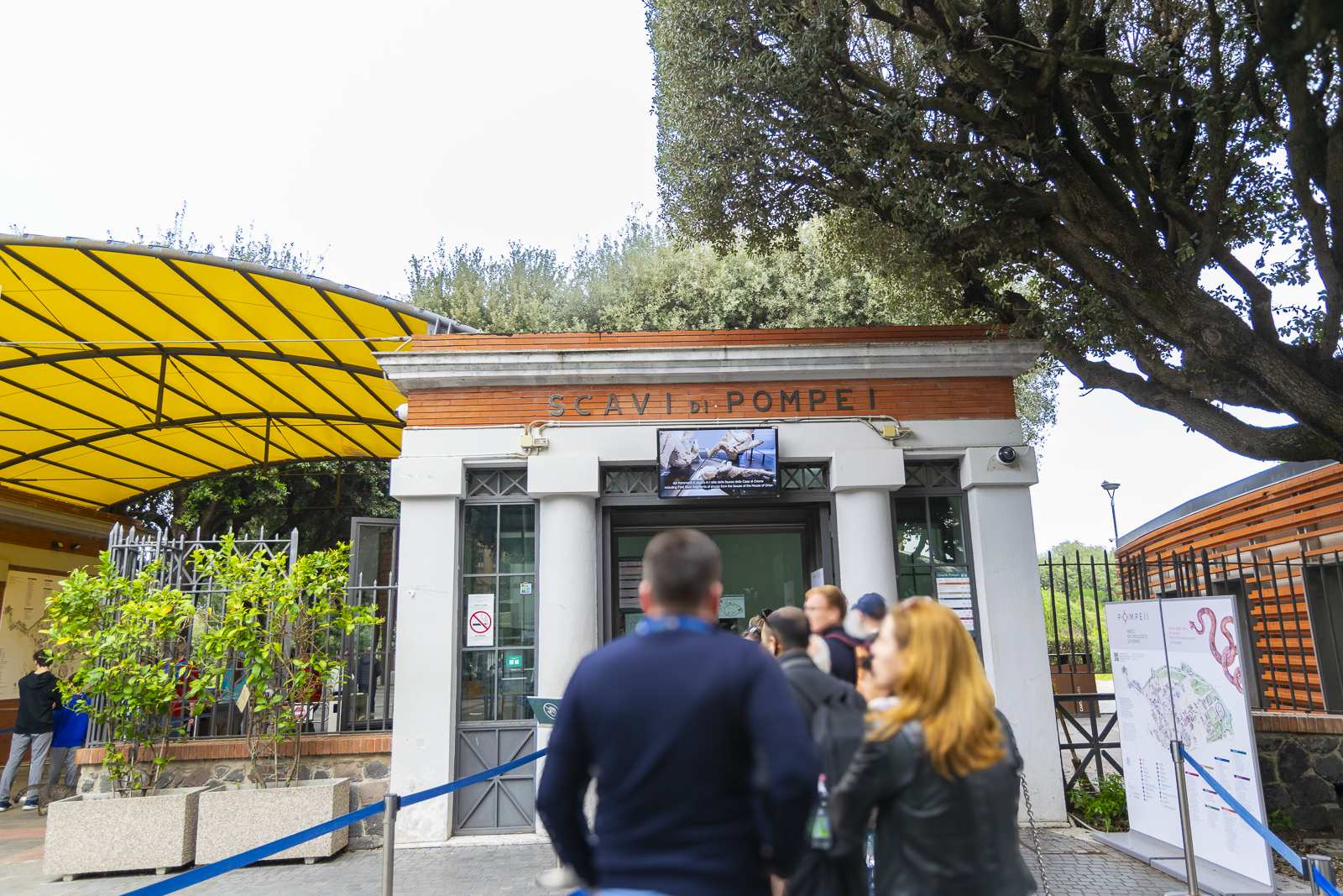Entrée de l'amphithéâtre des ruines de Pompéi avec des touristes dans la file d'attente
