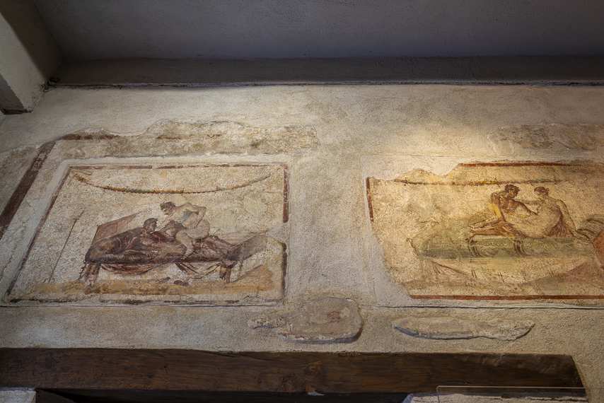 Deux fresques érotiques sur un mur du Lupanar de Pompéi