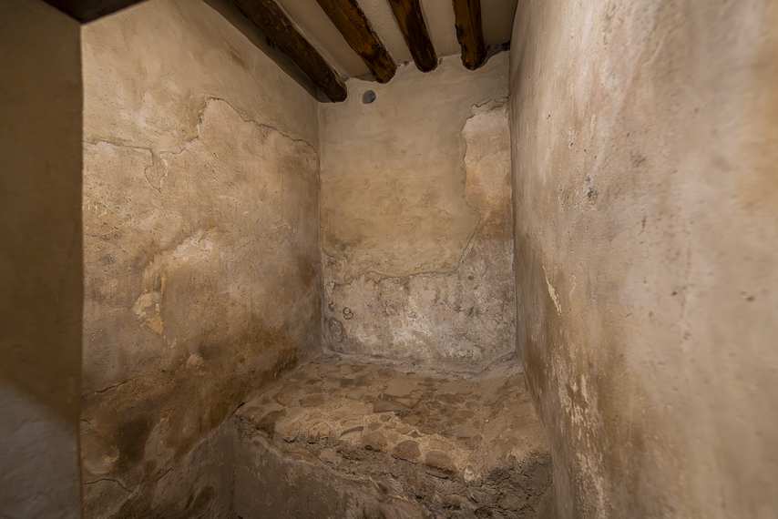 Salle avec lit en pierre au Lupanar de Pompéi