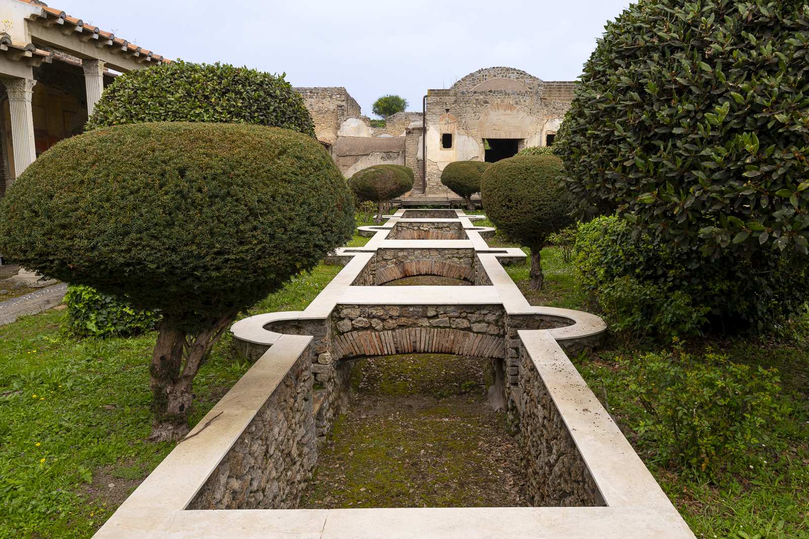 Jardin bien entretenu avec des haies taillées dans la Praedia de Julia Felice