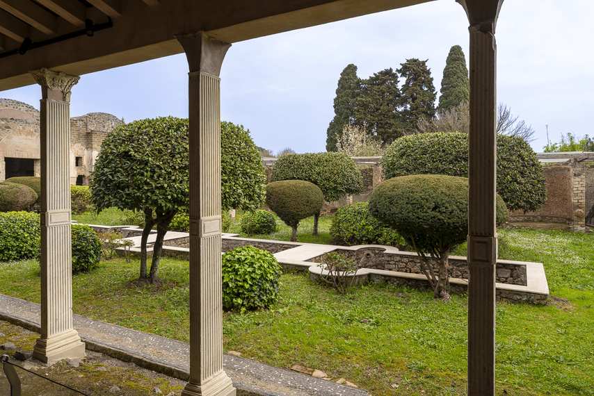 Péristyle avec colonnes et jardin dans la Maison de Julia Felix