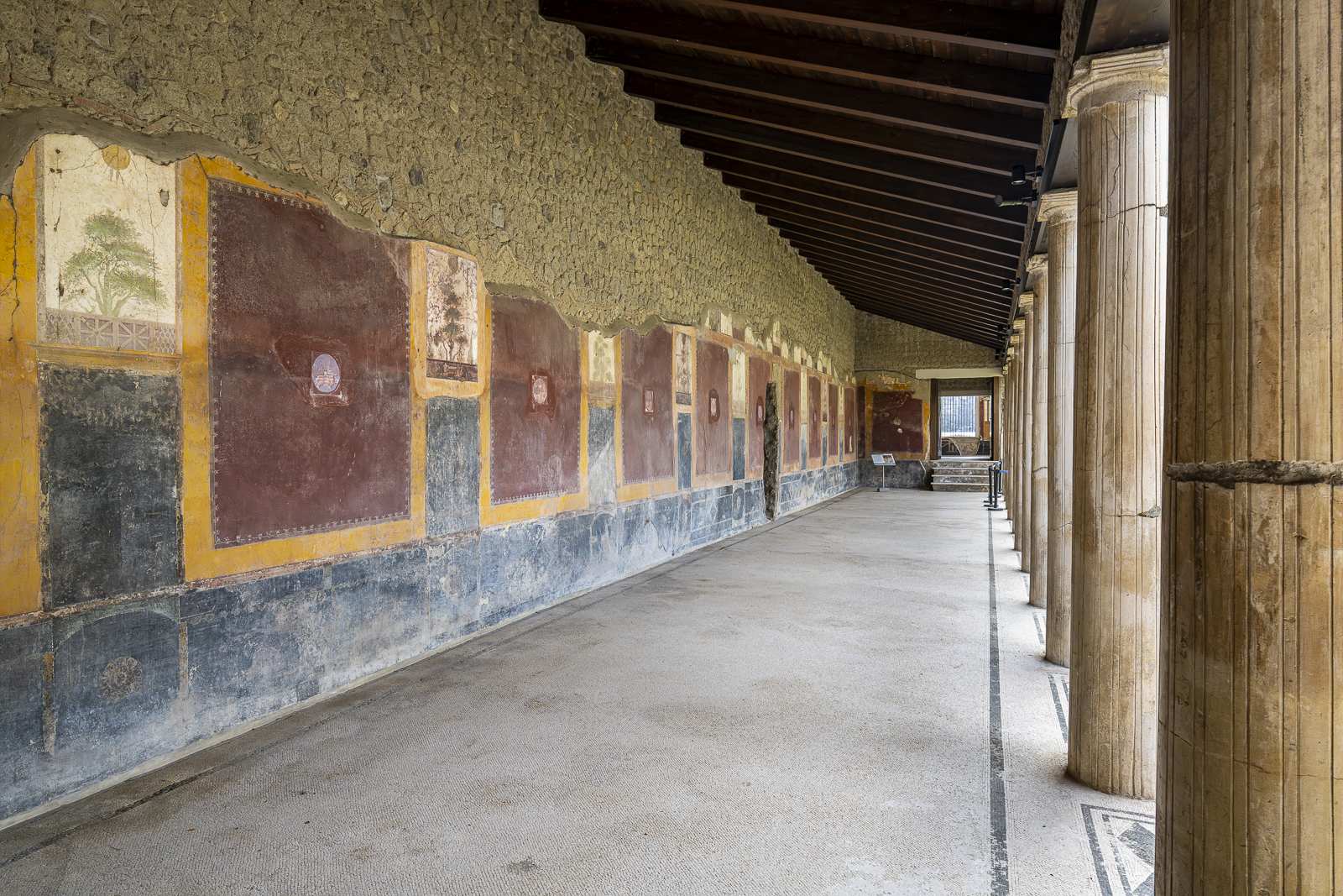 Portique à colonnes et fresques de la Villa San Marco à Stabiae