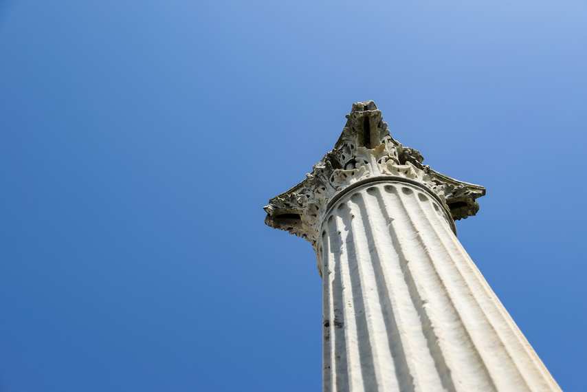 Colonne corinthienne du Temple de Vénus à Pompéi sous un ciel bleu