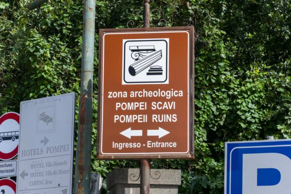 Signalisation de l'entrée des fouilles de Pompéi et indication du parking à 100 mètres