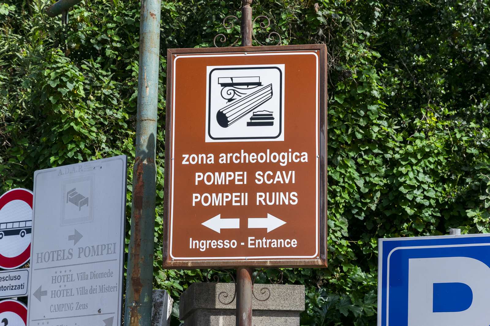 Signalisation de l'entrée des fouilles de Pompéi et indication du parking à 100 mètres