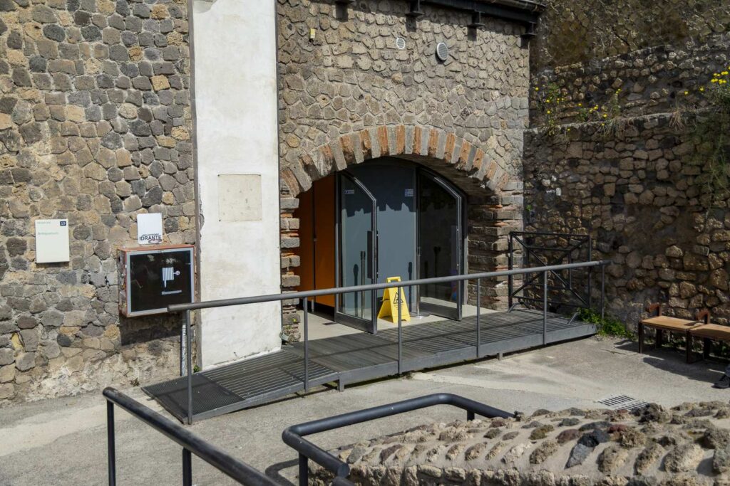 Entrée aux toilettes accessibles dans le parc archéologique de Pompéi