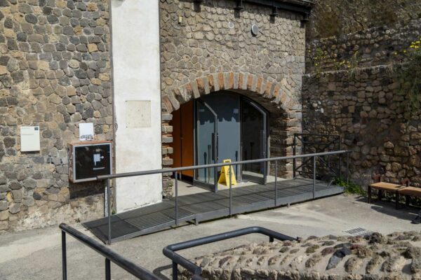 Entrée aux toilettes accessibles dans le parc archéologique de Pompéi