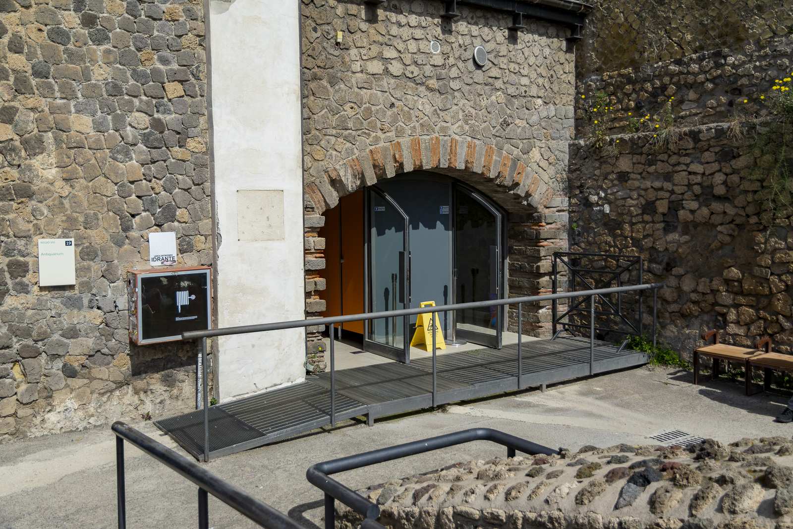Entrée aux toilettes accessibles dans le parc archéologique de Pompéi