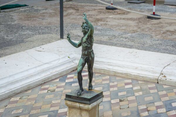 Gros plan de la statue du faune dansant à Pompéi