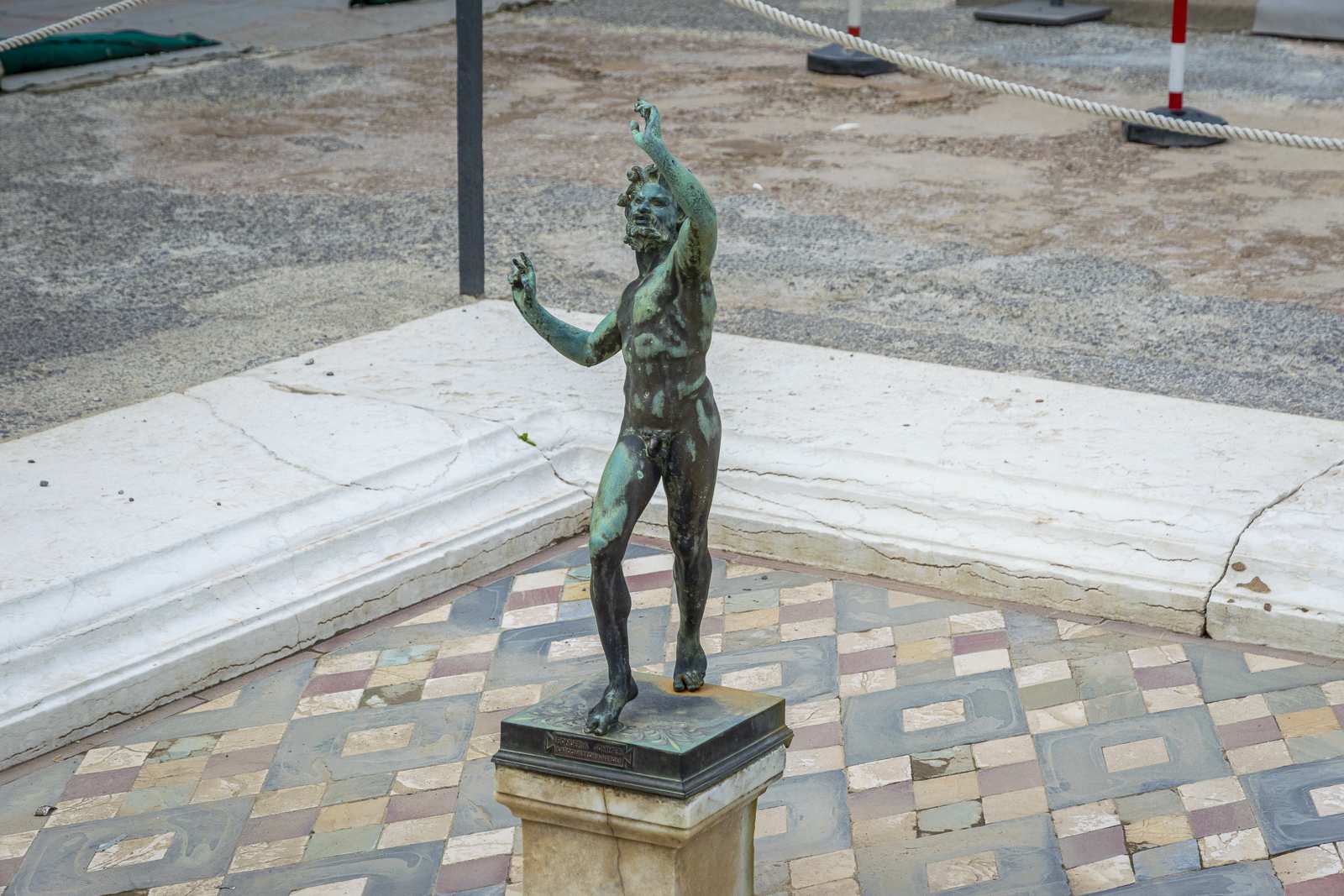 Gros plan de la statue du faune dansant à Pompéi