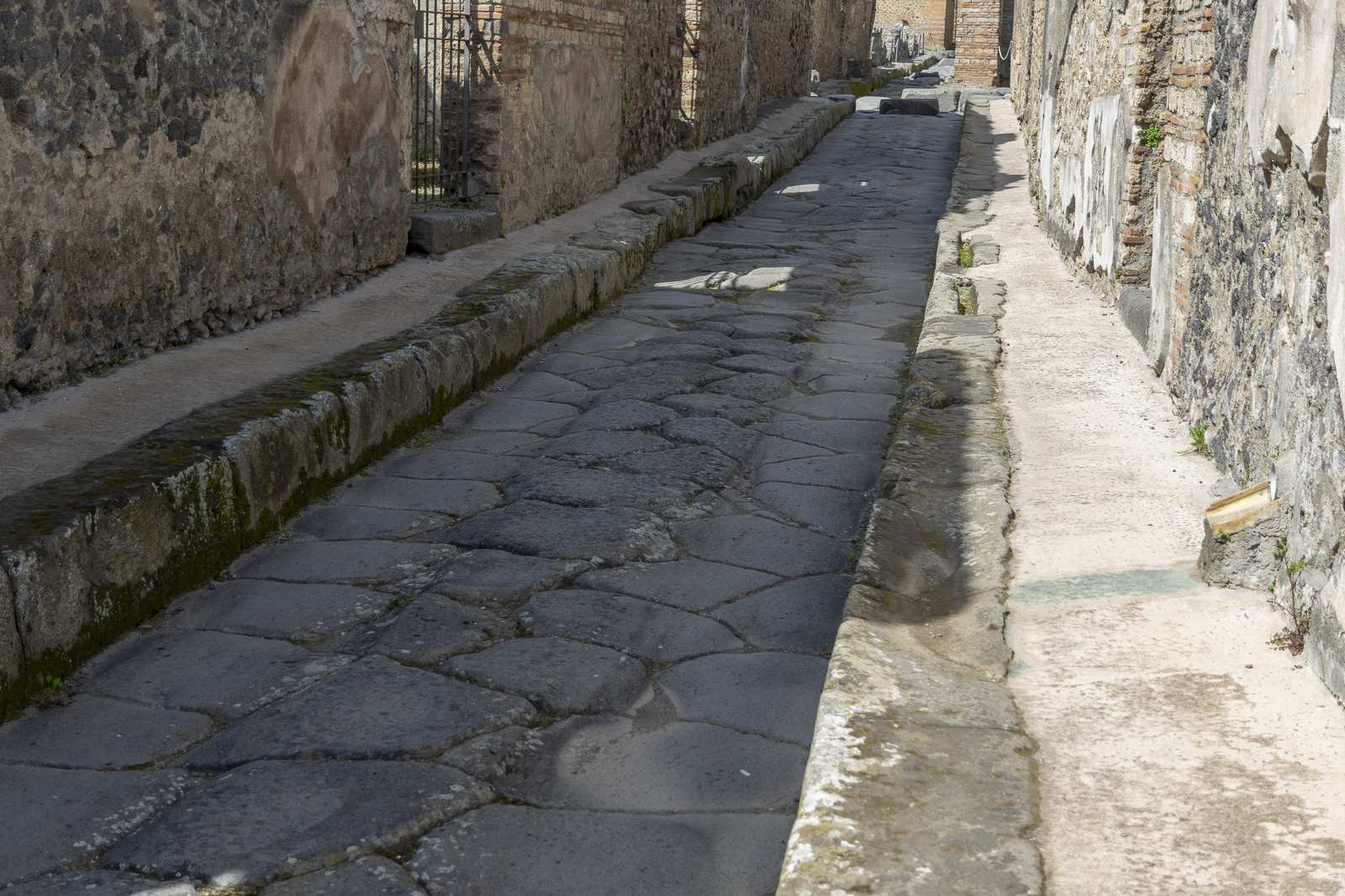 Route romaine bien conservée dans les ruines de Pompéi
