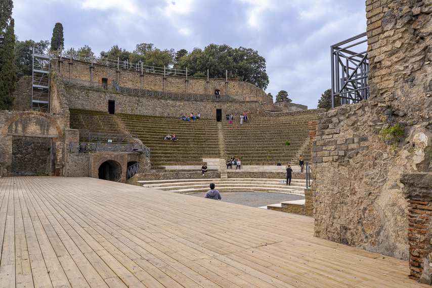 Le Grand Théâtre de Pompéi vu depuis la scène, avec les gradins et des visiteurs
