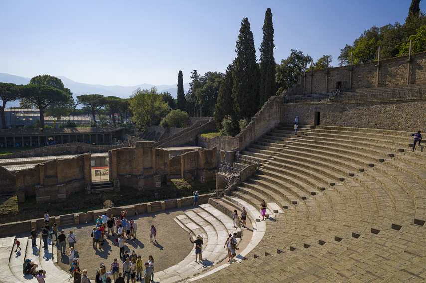 Vue en diagonale du Grand Théâtre de Pompéi avec les gradins et de la végétation en arrière-plan