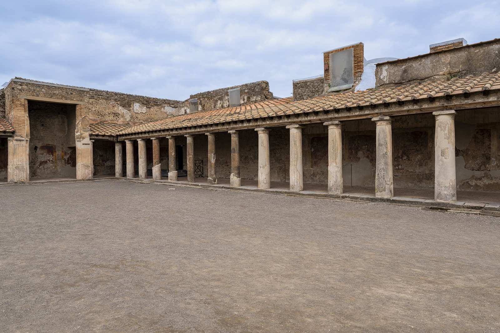 Vue de la colonnade intérieure des thermes stabiens de Pompéi par ciel nuageux