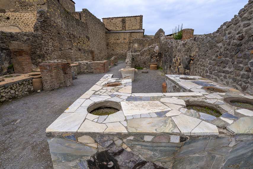 Pompeian thermopolium with stone counters and amphorae