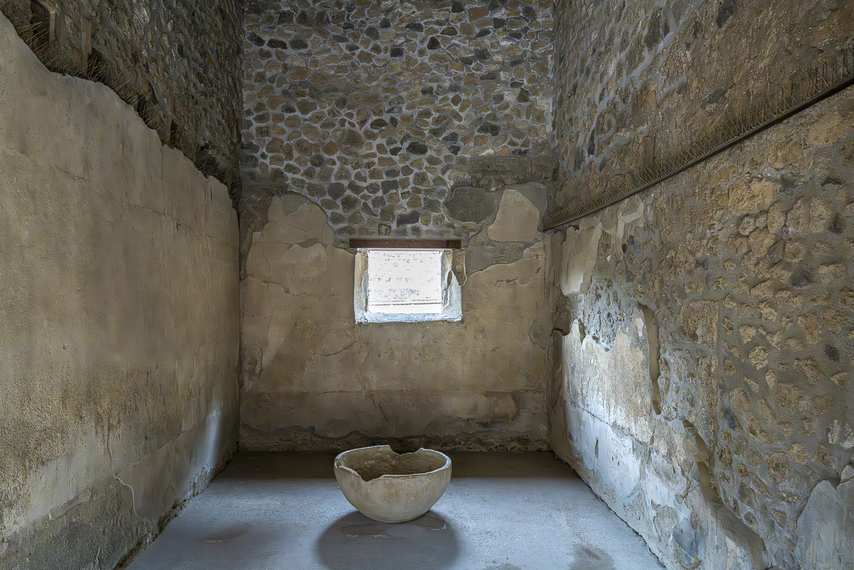 Bassin en pierre dans une pièce de la Maison de Siricus à Pompéi