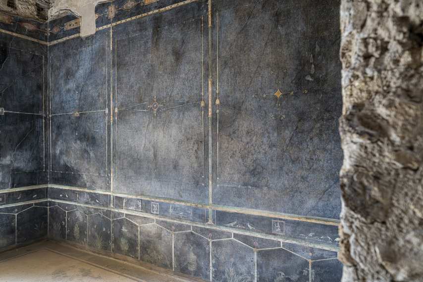 Blue walls decorated in Pompeian style in the Villa of the Mysteries.