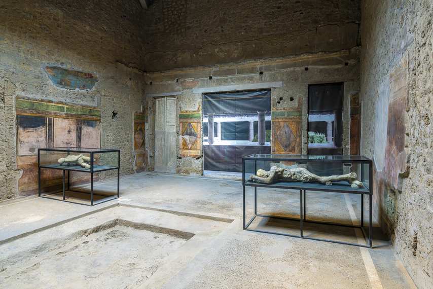 Villa of the Mysteries, Interior frescoed with two casts of victims displayed in vitrines.