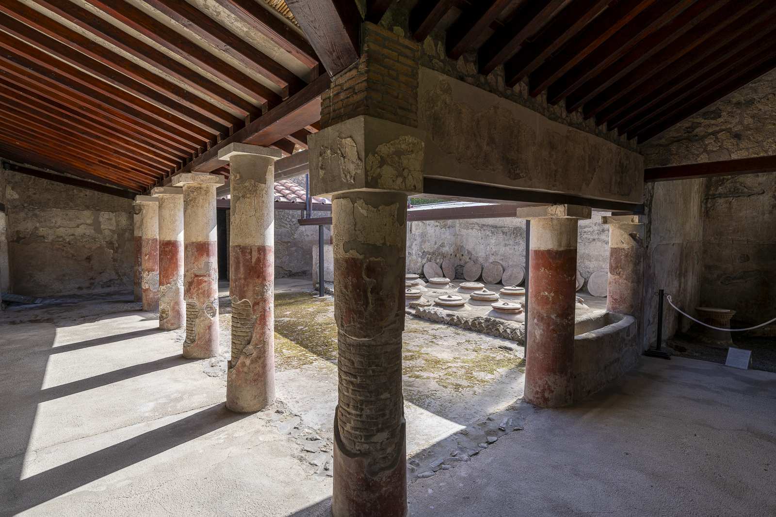 Intérieur de la Villa Regina à Boscoreale avec des colonnes peintes