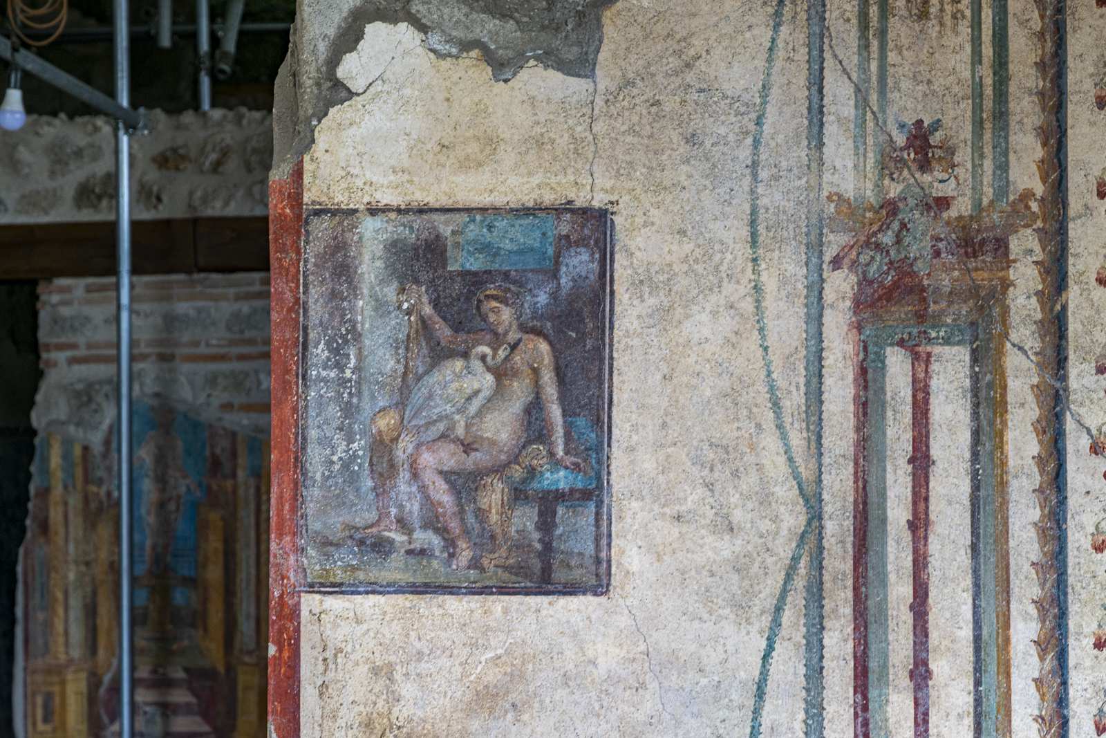 Fresque romaine de Léda et le cygne dans la Maison de Léda à Pompéi, montrant Léda assise tandis que le cygne - Zeus déguisé - s'approche d'elle.